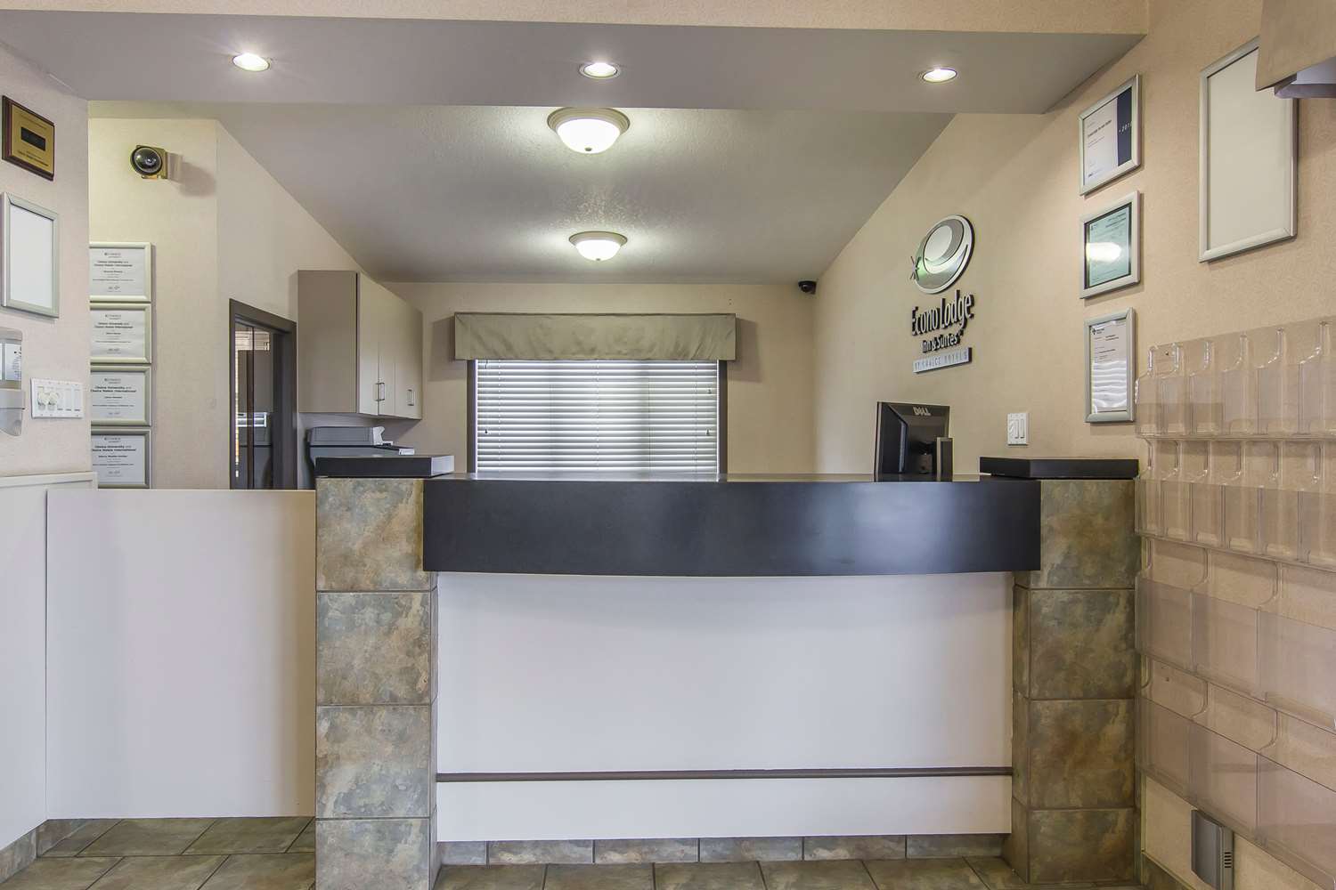 Econo Lodge Inn and Suites Lethbridge - Henderson Lake 3/29