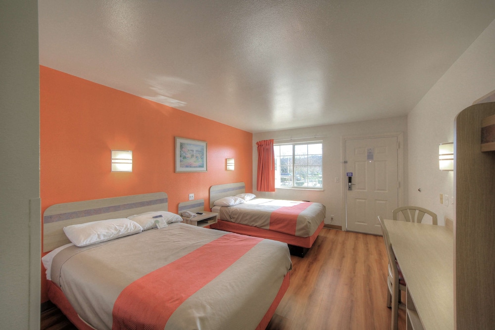 Standard, 2 Double Beds, Accessible, Motel6 Kerrville, TX 4/7