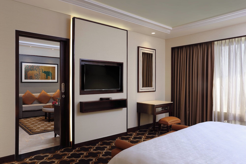 جناح تنفيذي بسرير كينج بغرفة نوم واحدة، Sheraton Grand Pune Bund Garden Hotel 2/6