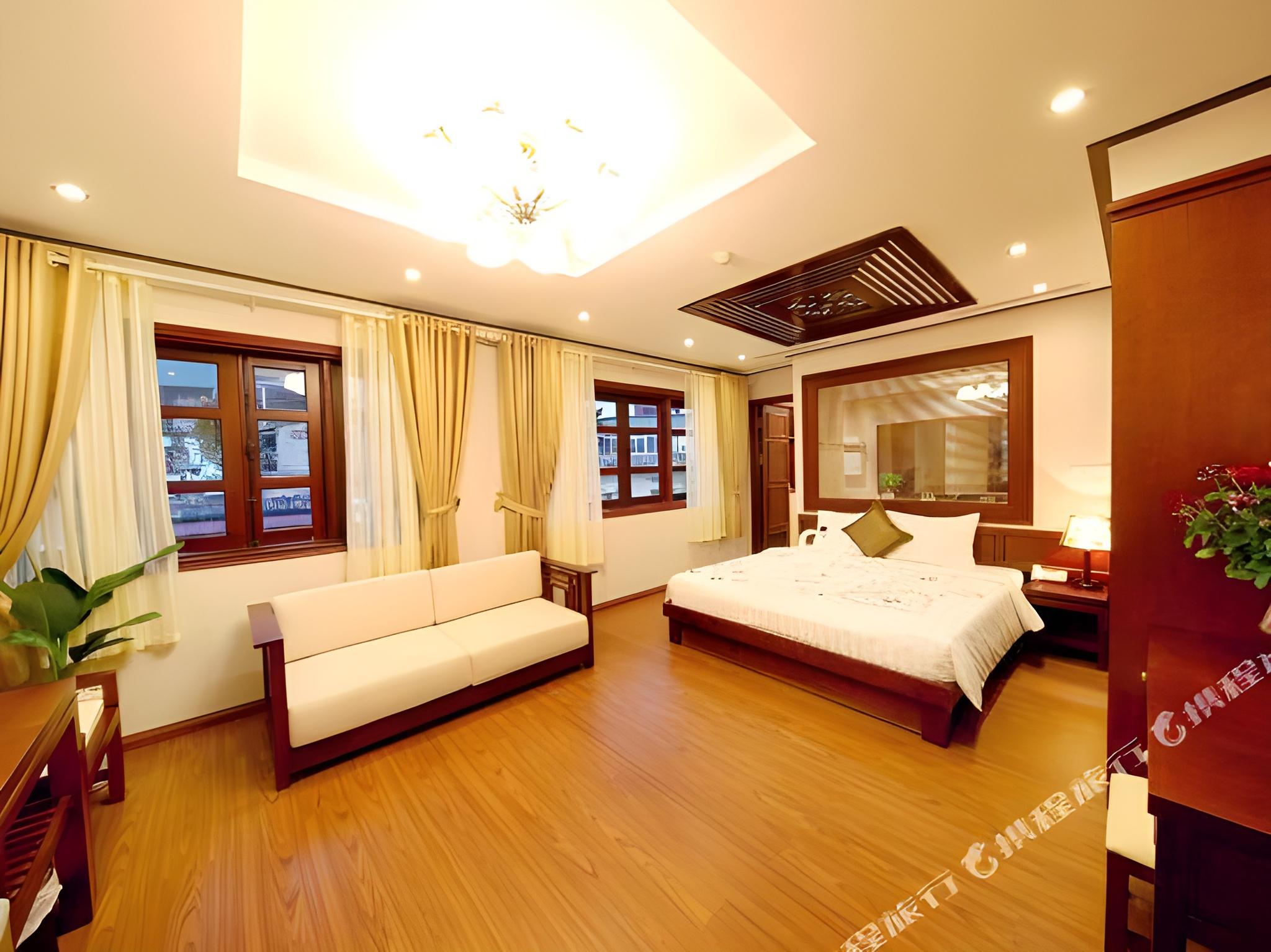 Suite, King Bed, Pool or City View
