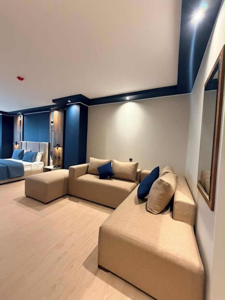 LB Suite Hotel 43/51