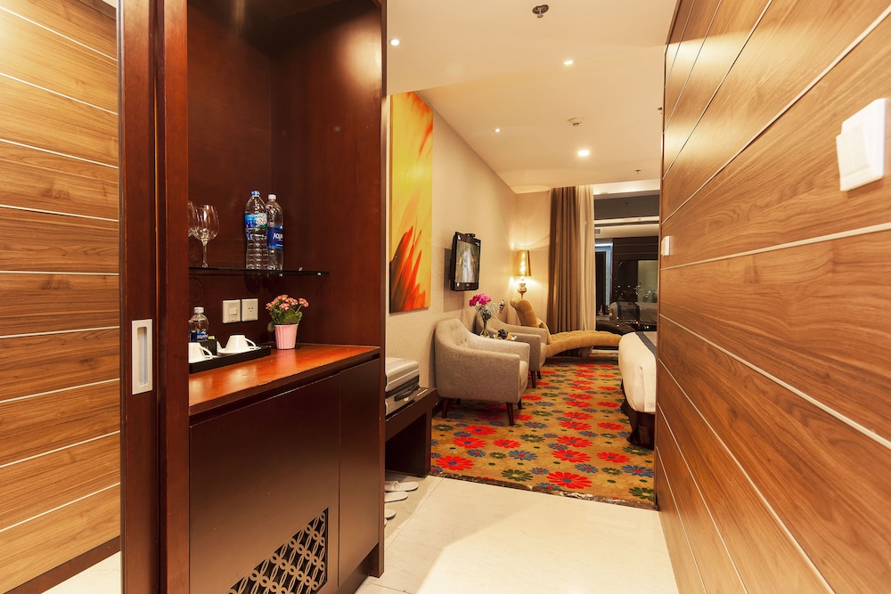 The Mira Hotel 23/50
