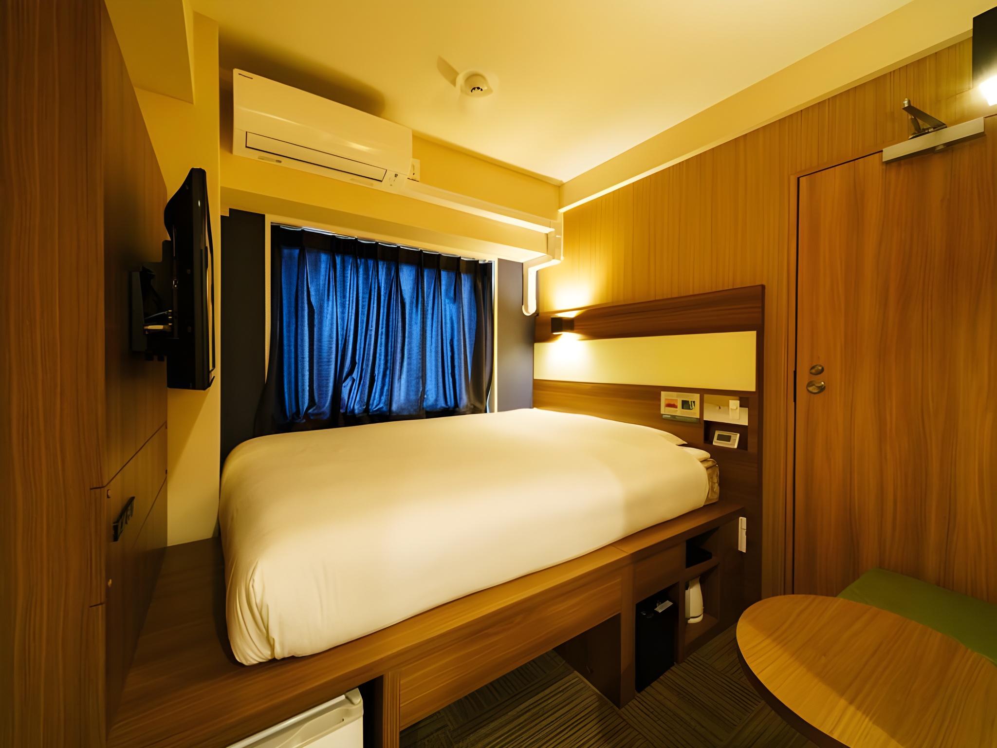 Connecting, Double Bed