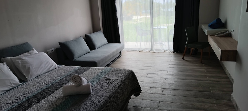 Gennadi Seaside Resort 33/77