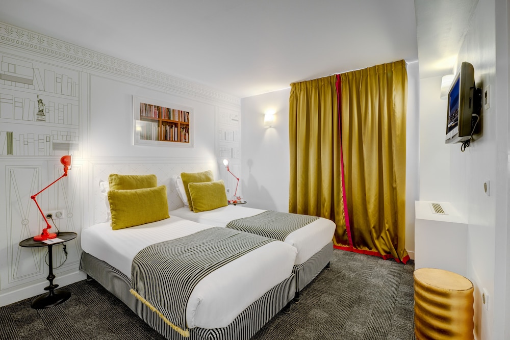 ROOM, TWIN BEDS