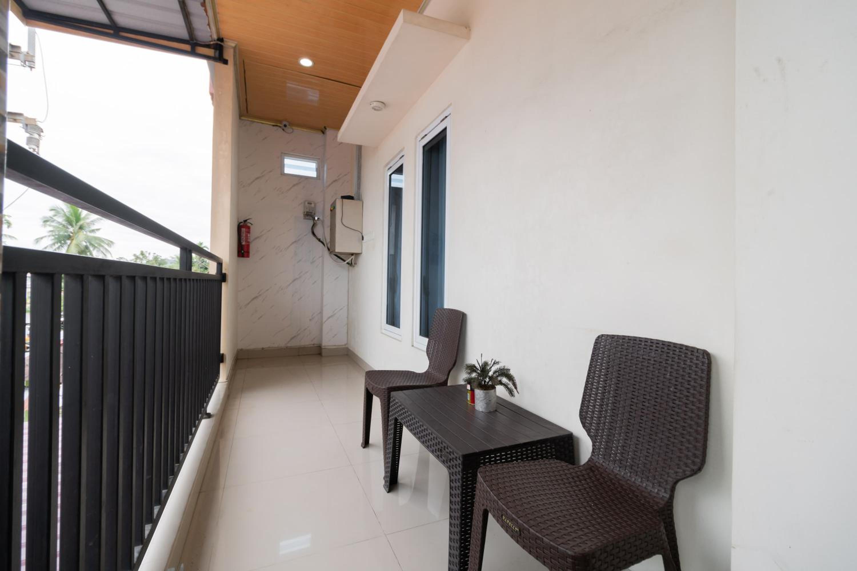 OYO 1648 Penginapan Three Joye 41/47