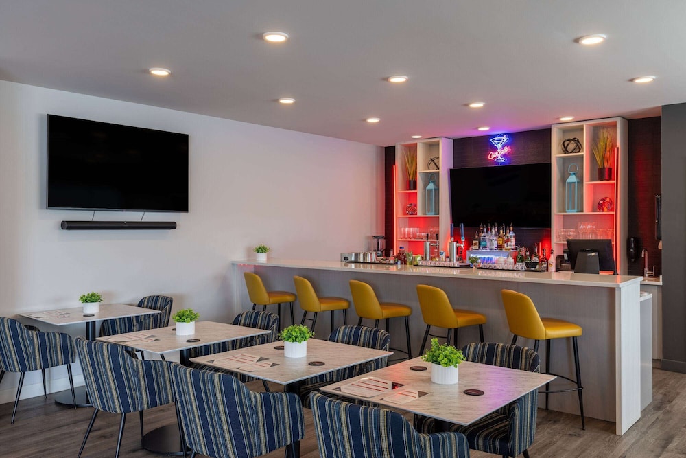 Microtel Inn & Suites Montreal Airport-Dorval QC 23/35