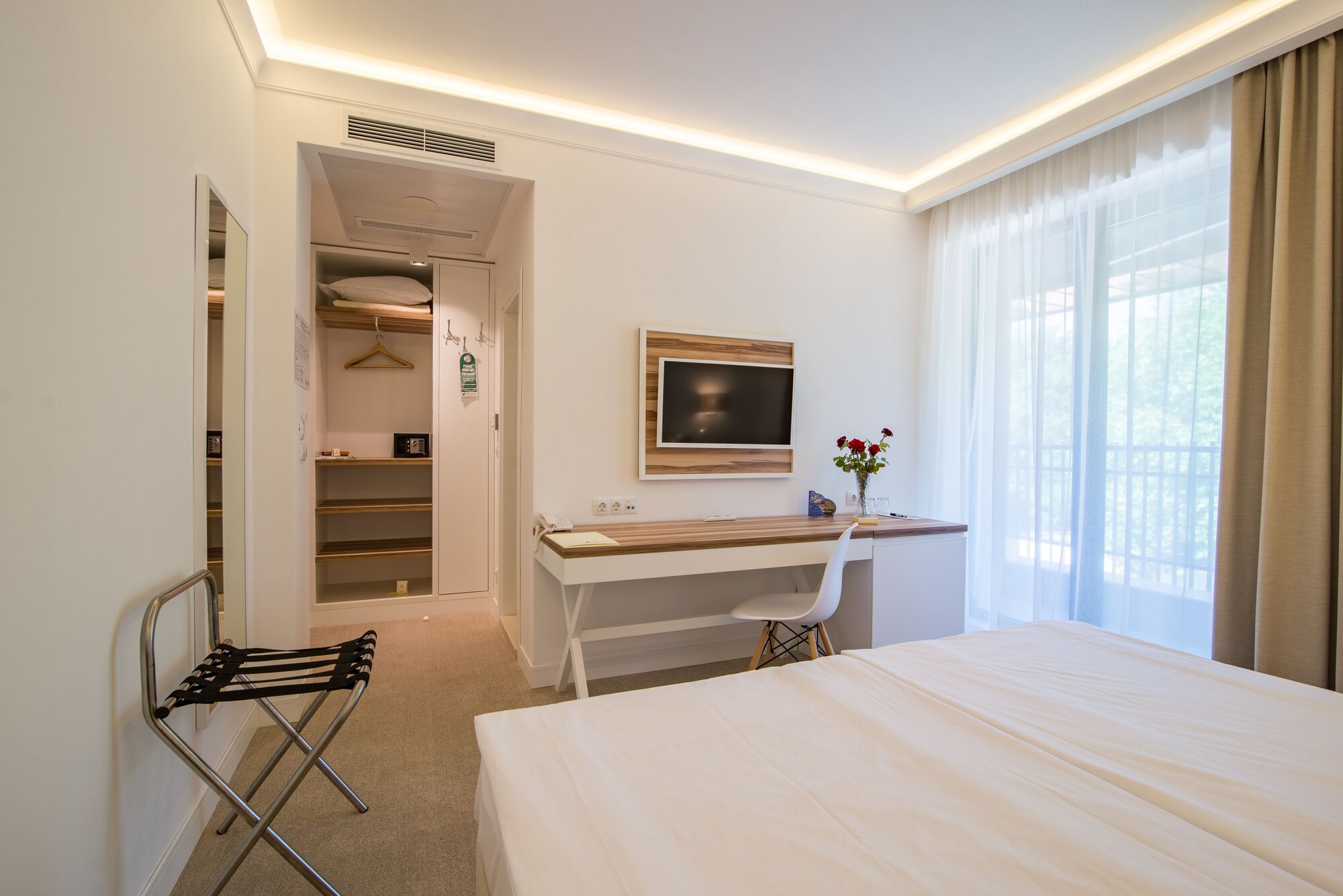 STANDARD, DOUBLE OR TWIN BED, PARK VIEW