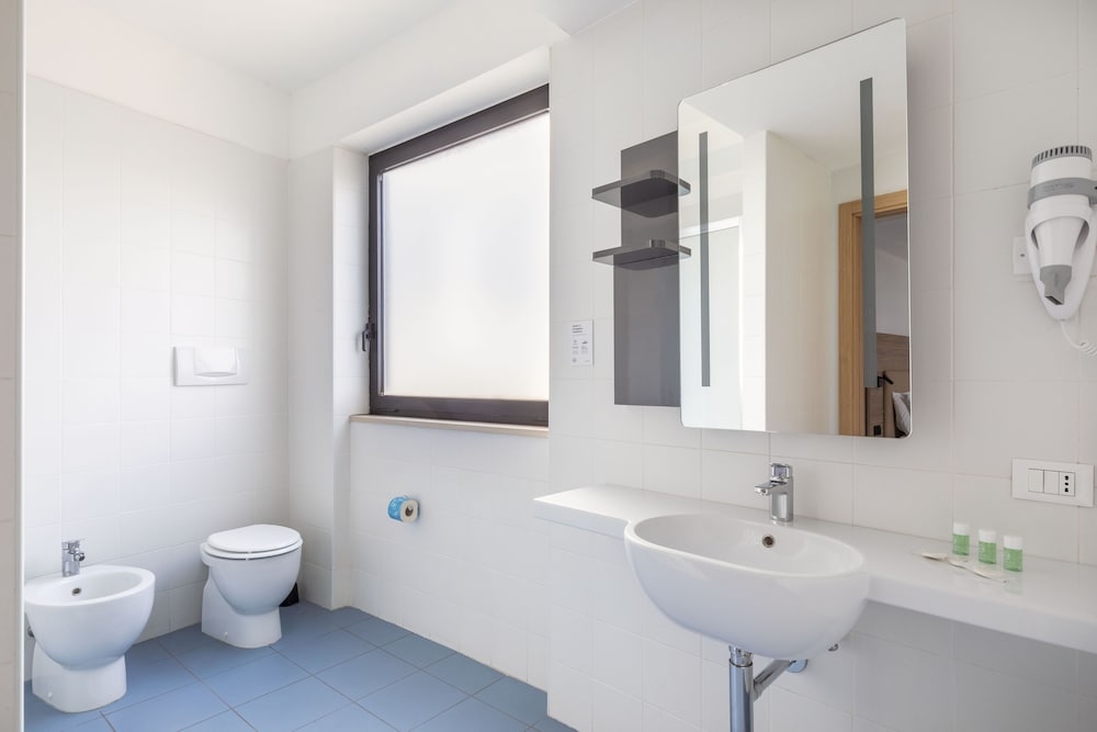 غرفة قياسية بسرير كوين، B&B Hotel Pomezia Roma 6/7