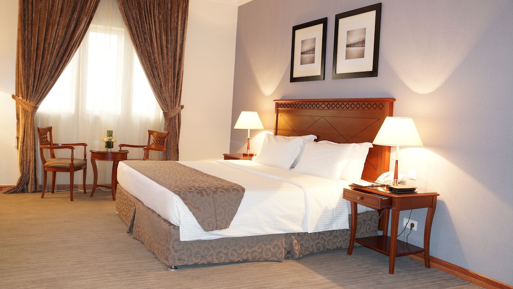 1 Bedroom, Senior, Suite, King Bed, City View