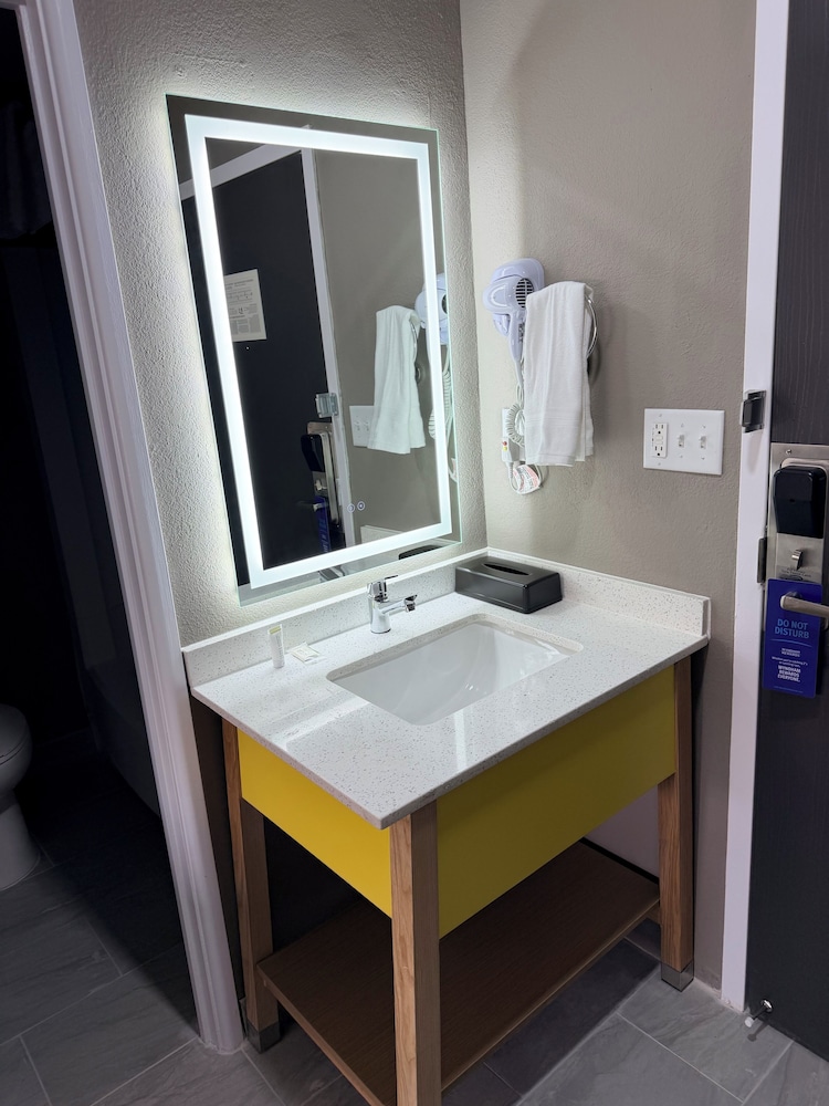 Days Inn by Wyndham La Crosse 58/59