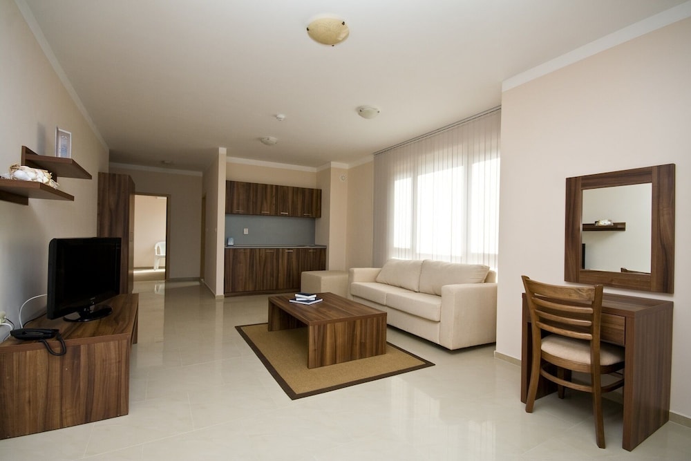 PARADISE BAY RESORT 57/80