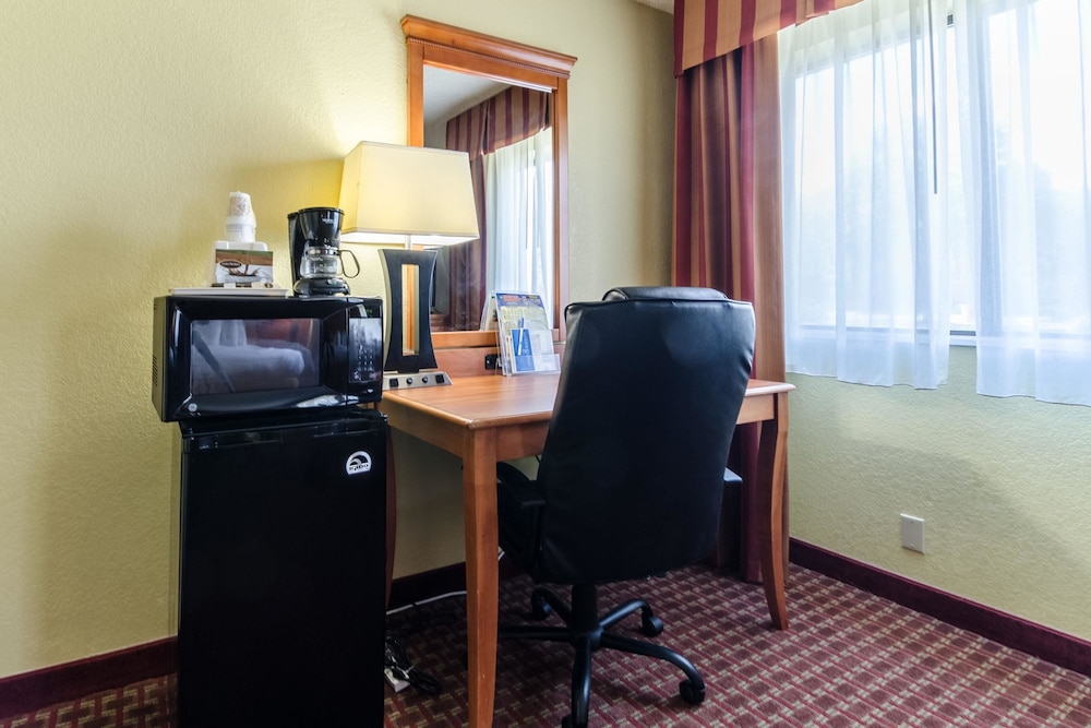Rodeway Inn & Suites Jacksonville Near Camp Lejeune 41/51
