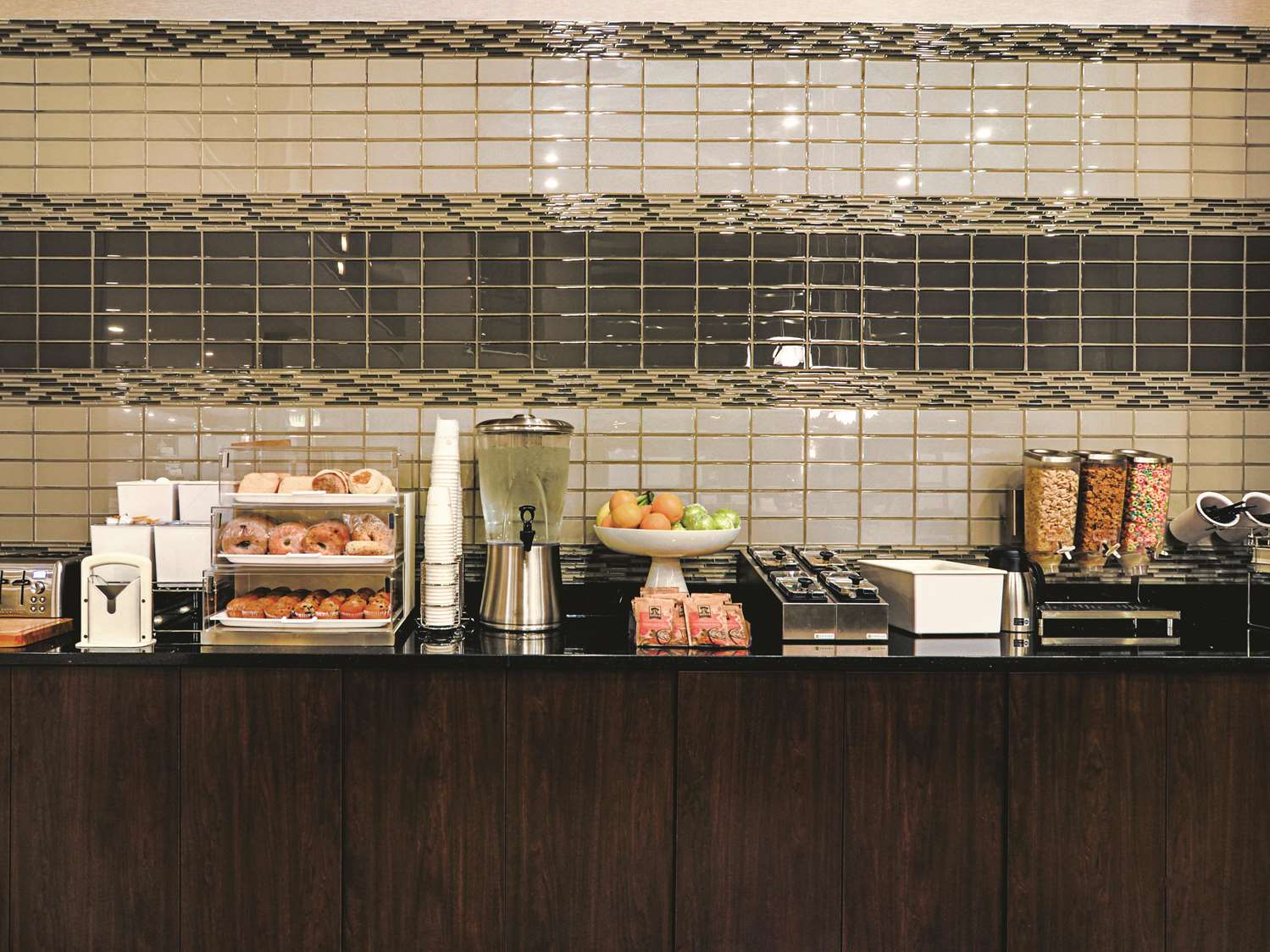 La Quinta Inn & Suites by Wyndham Denver Airport DIA 6/43