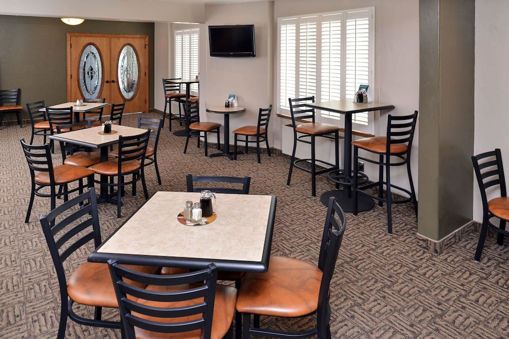 Quality Inn Vernal Near Dinosaur National Monument 35/43