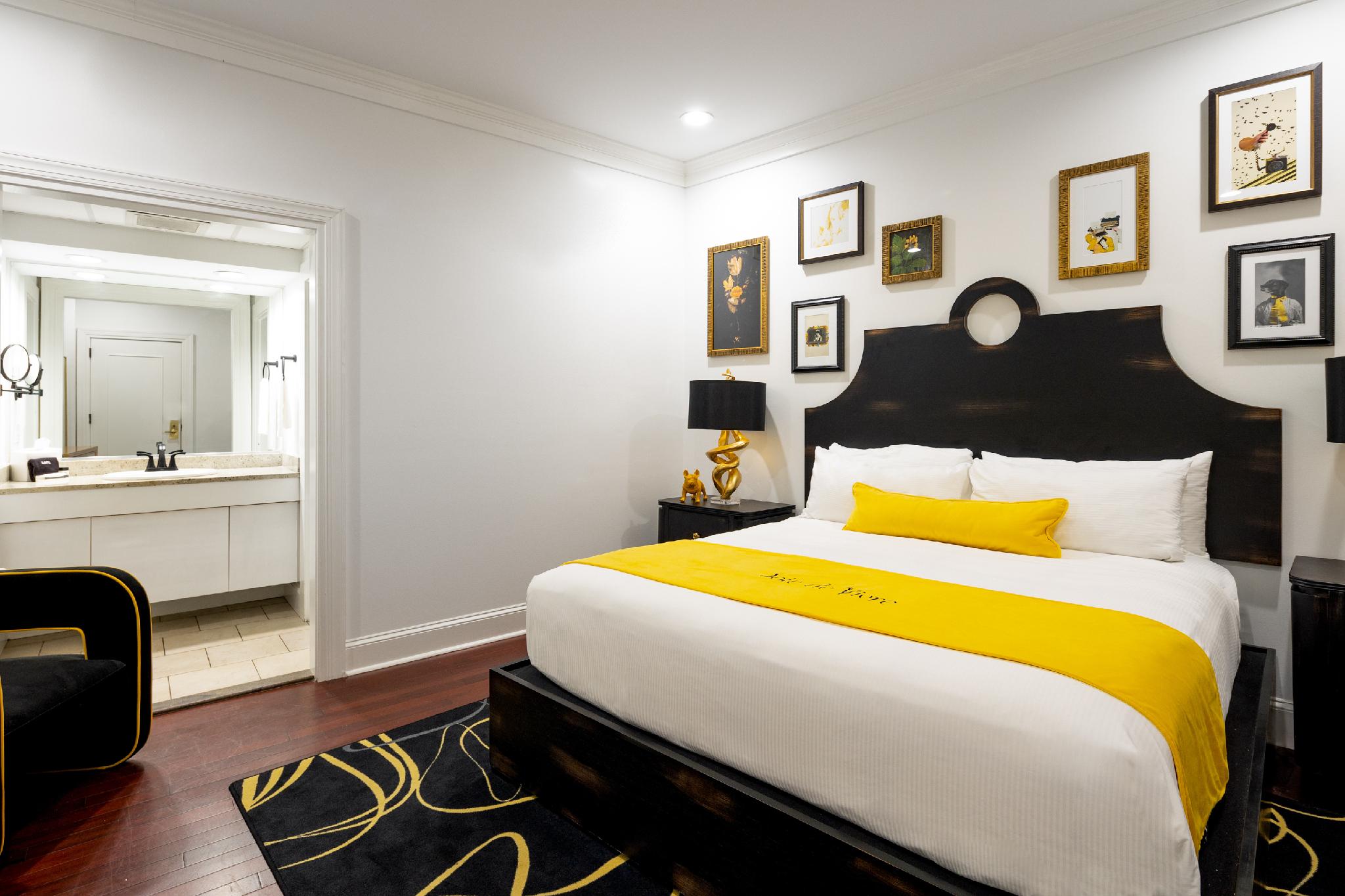 Enclave, Queen Bed, No Window