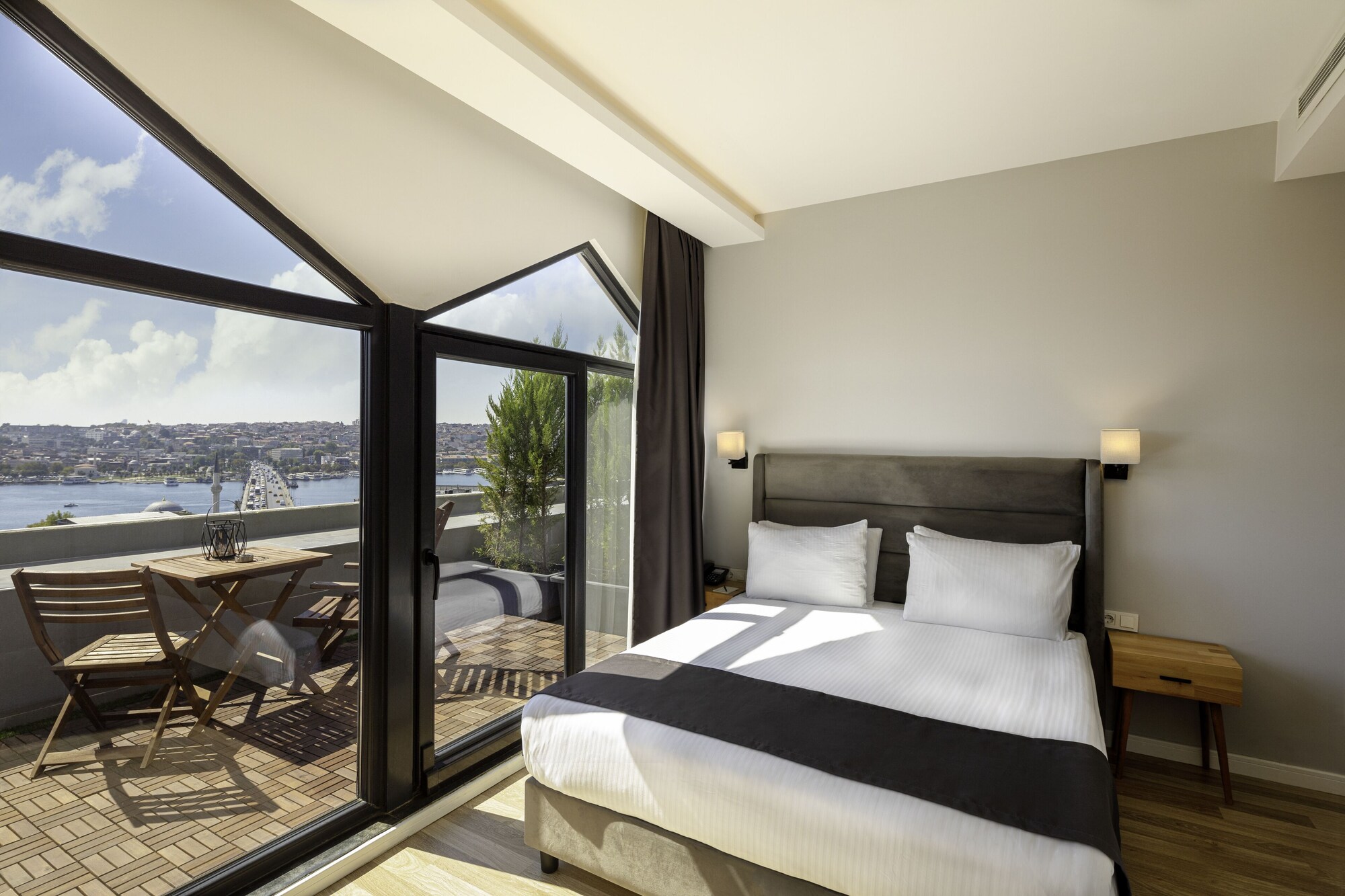 Deluxe, Terrace
