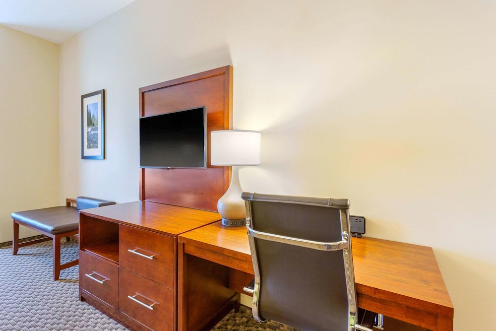 Comfort Suites Burlington Near I-5 33/37