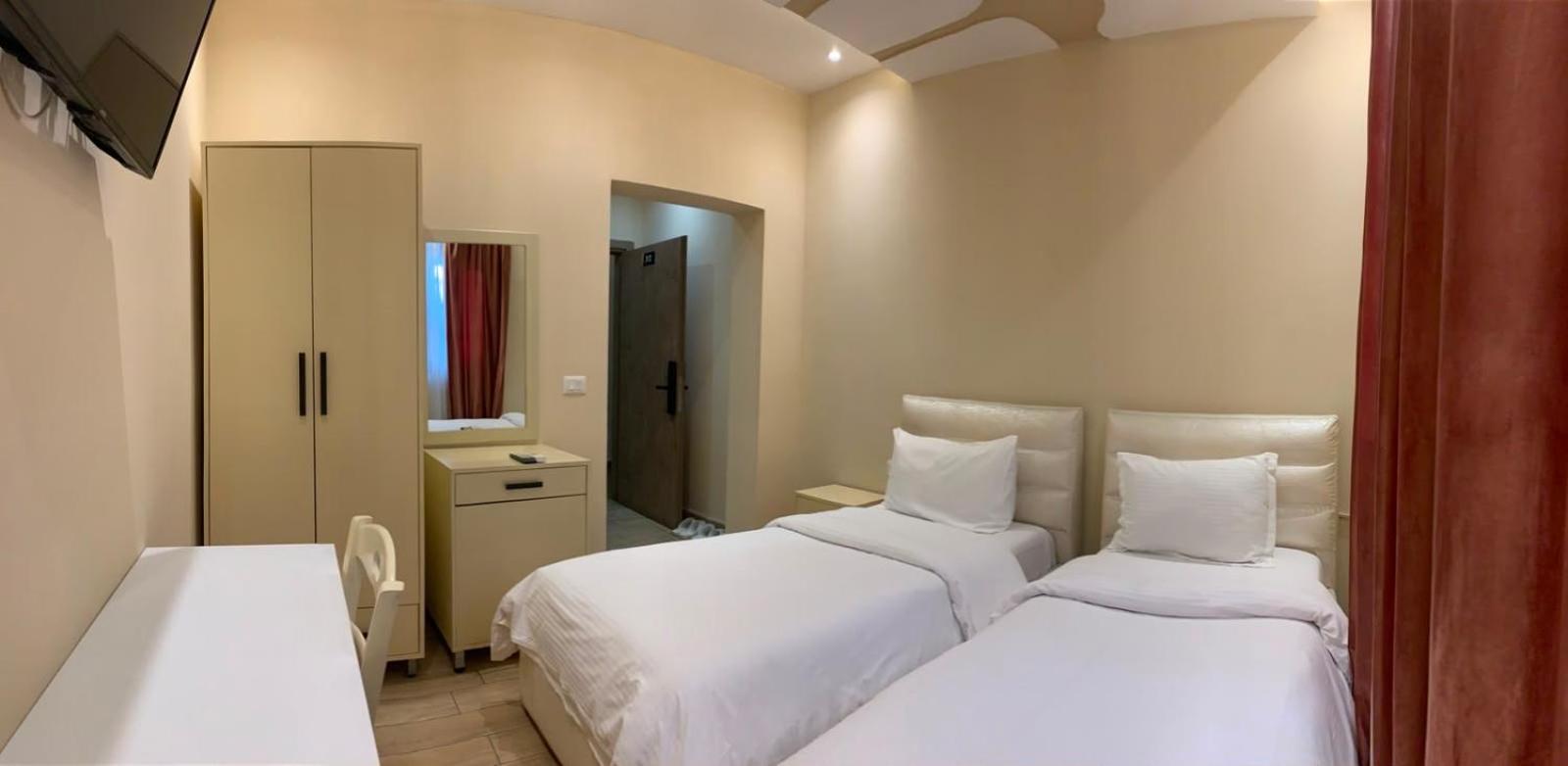 SR99 HOTEL 24/38