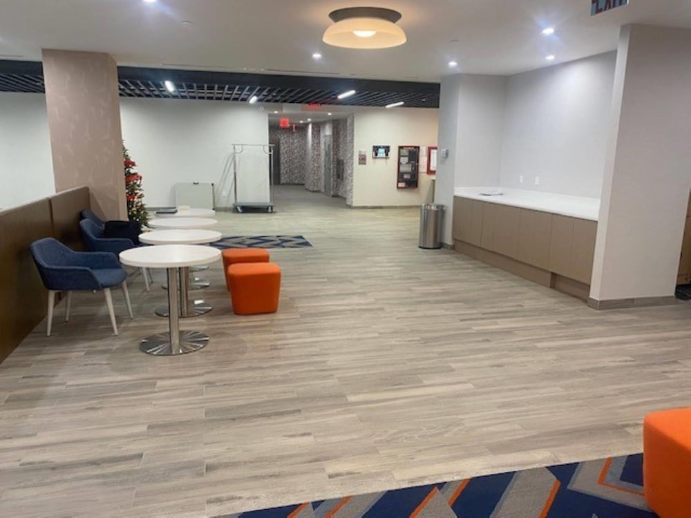 La Quinta Inn & Suites by Wyndham Jamaica NYC/JFK AirTrain 24/41