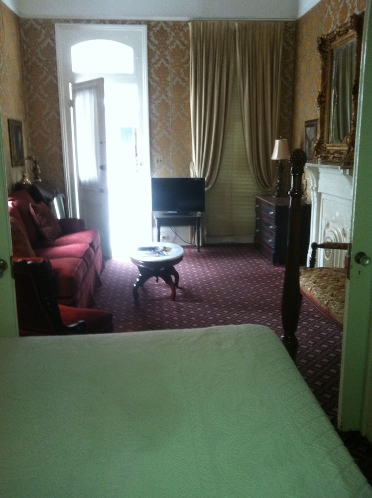 Nine O Five Royal Hotel 11/52