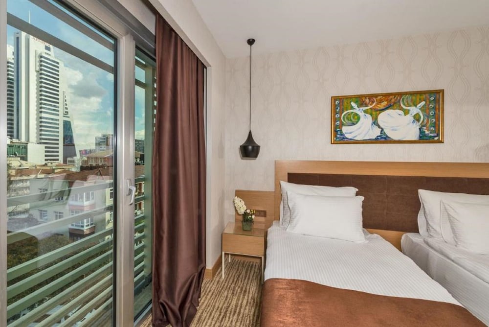 STANDARD, TRIPLE, CITY VIEW
