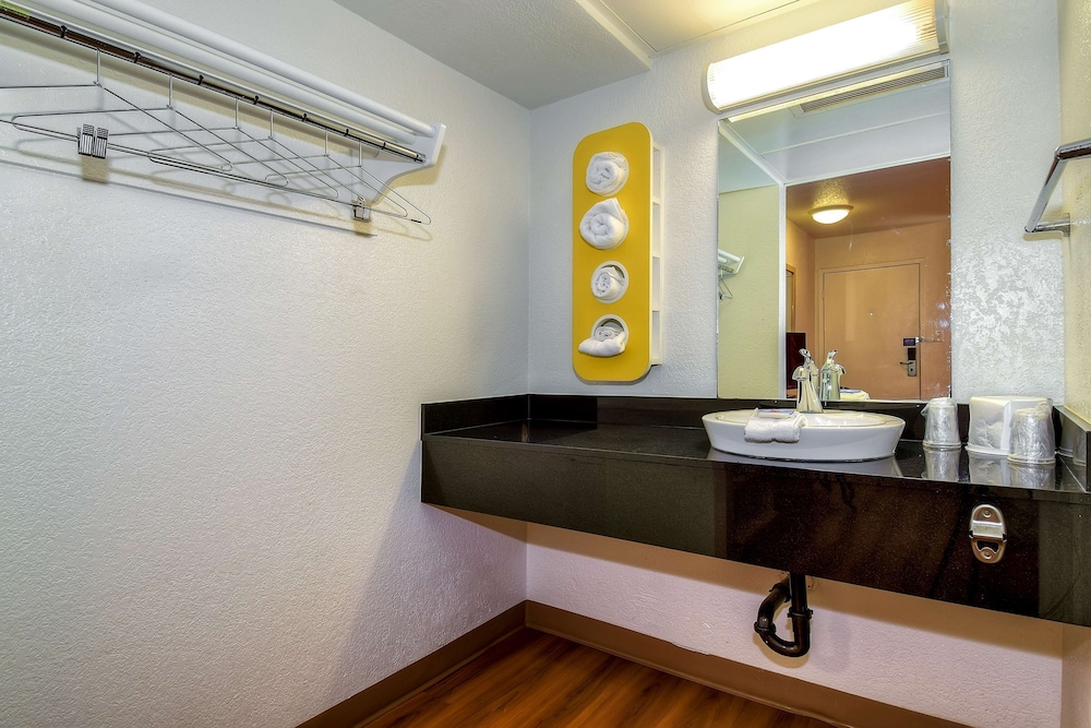 Motel6 Corona, CA - Norco 52/70