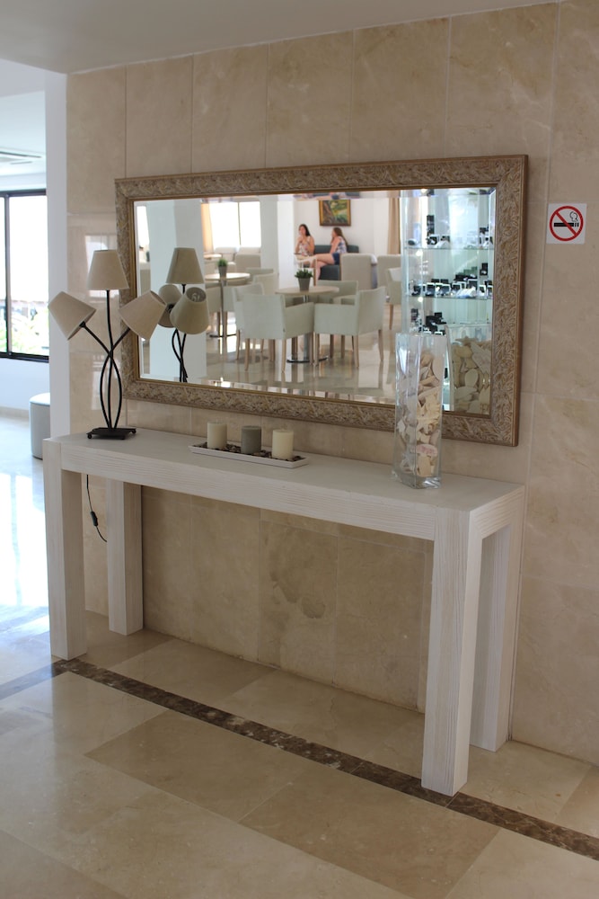 R2 Veronica Beach Hotel 9/48