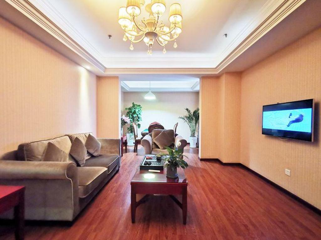 Vienna Hotel (Chongqing Changshengqiao Metro Station) 33/53