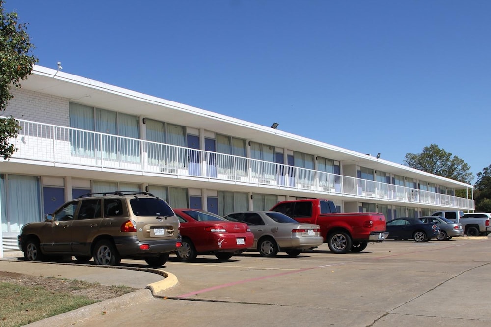 LoneStar Inn & Suites 9/51