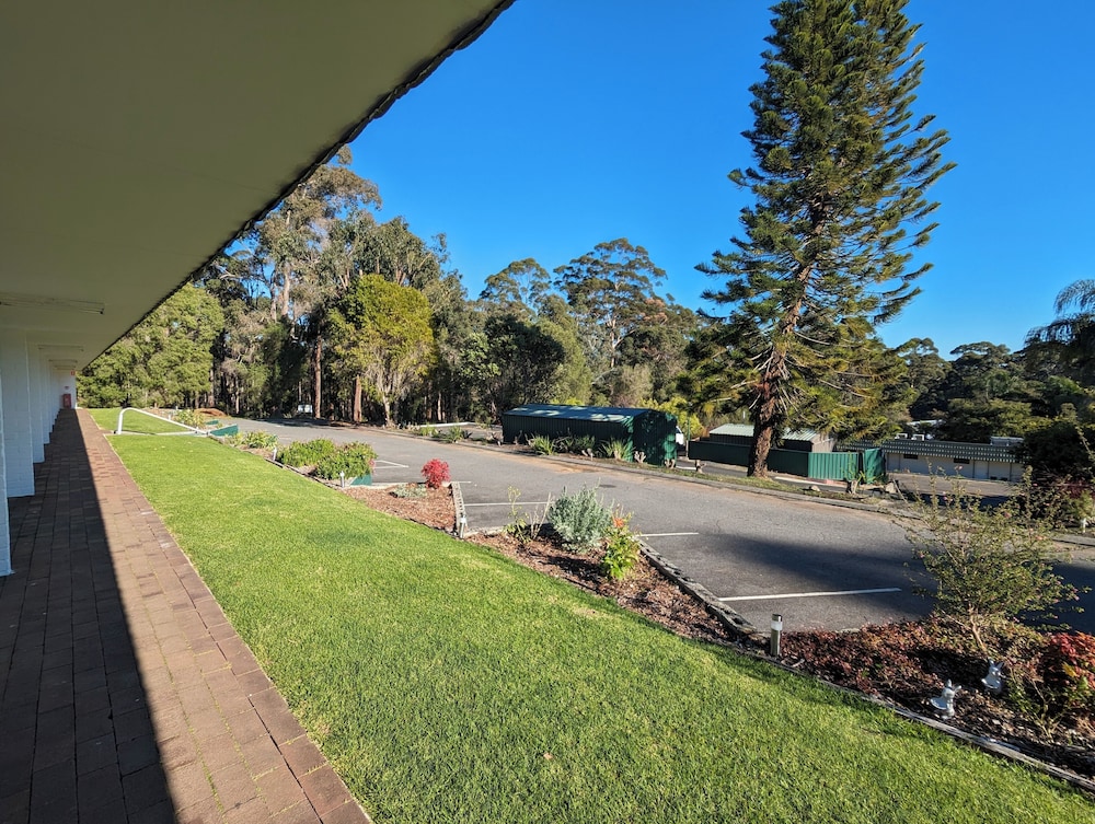 GLOUCESTER MOTEL 27/31
