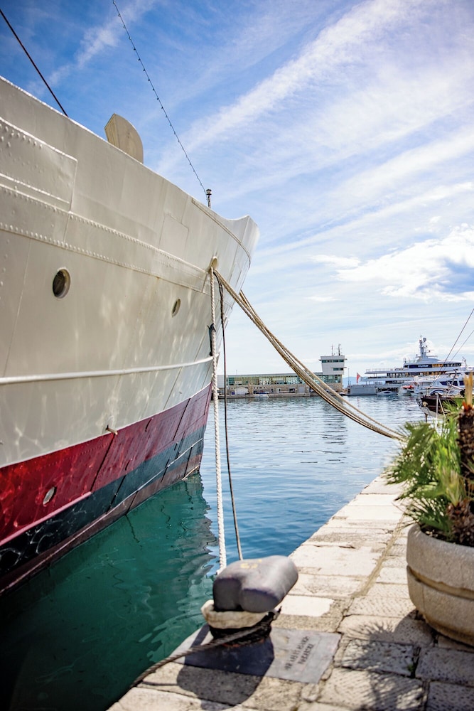 Botel Marina 37/70
