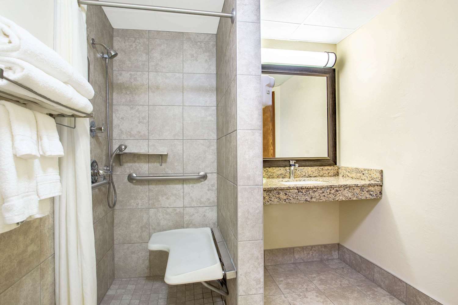 AmericInn by Wyndham Green Bay West 42/42