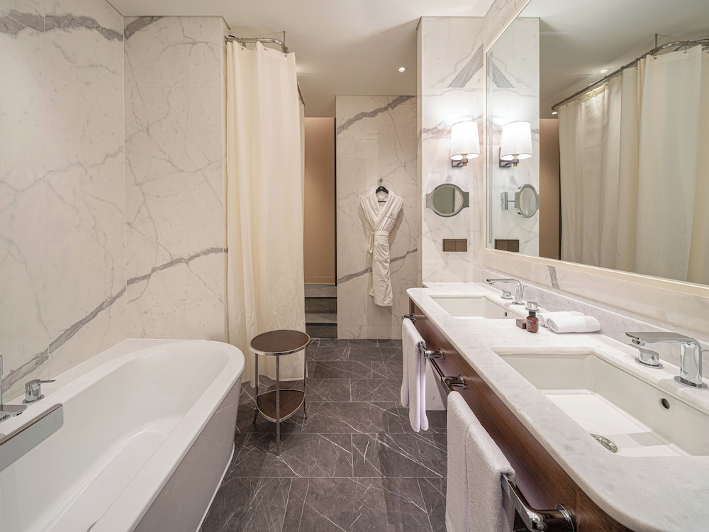 Suite, King Bed, Pool Side، The Ambassador Seoul - A Pullman Hotel 7/7