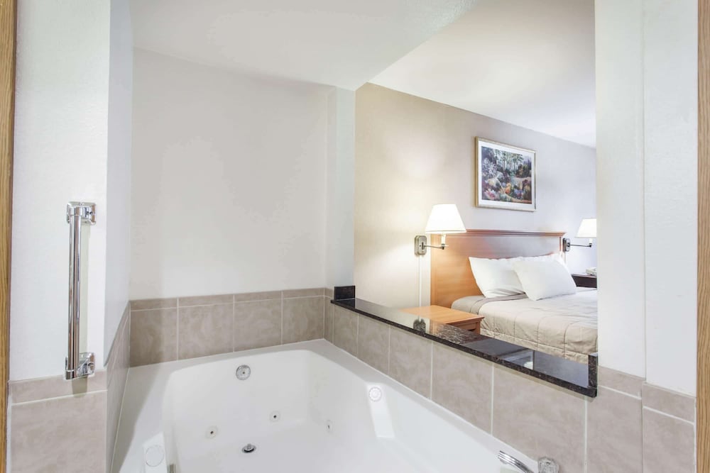 Econo Lodge Edmonds North Seattle, WA 9/39
