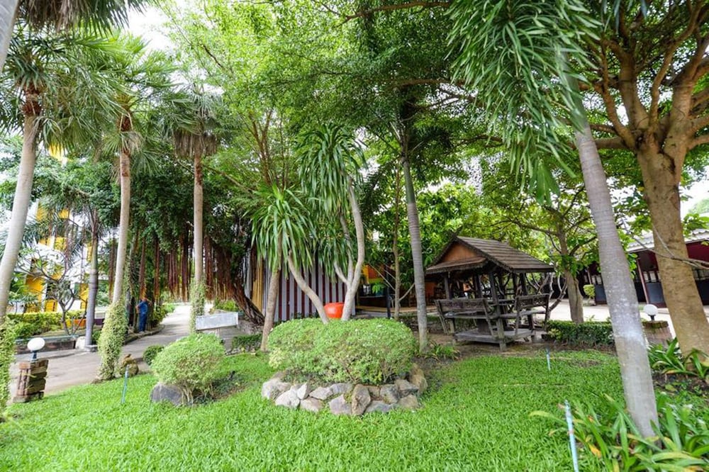 Paradise Resort 34/37