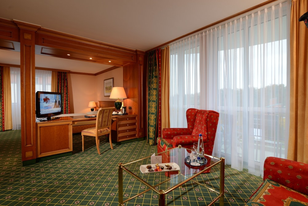 Monarch Hotel 43/68