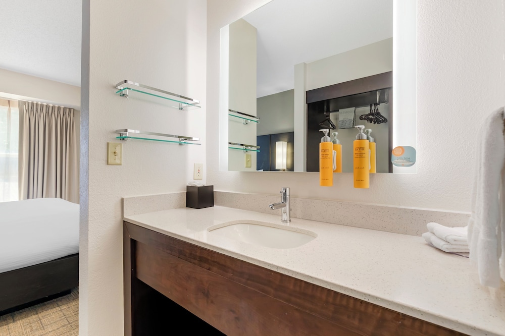 جناح بسرير كوين بغرفة نوم واحدة مع أريكة لذوي الإعاقة، Sonesta Es Suites Fairfax Fair Lakes 3/7