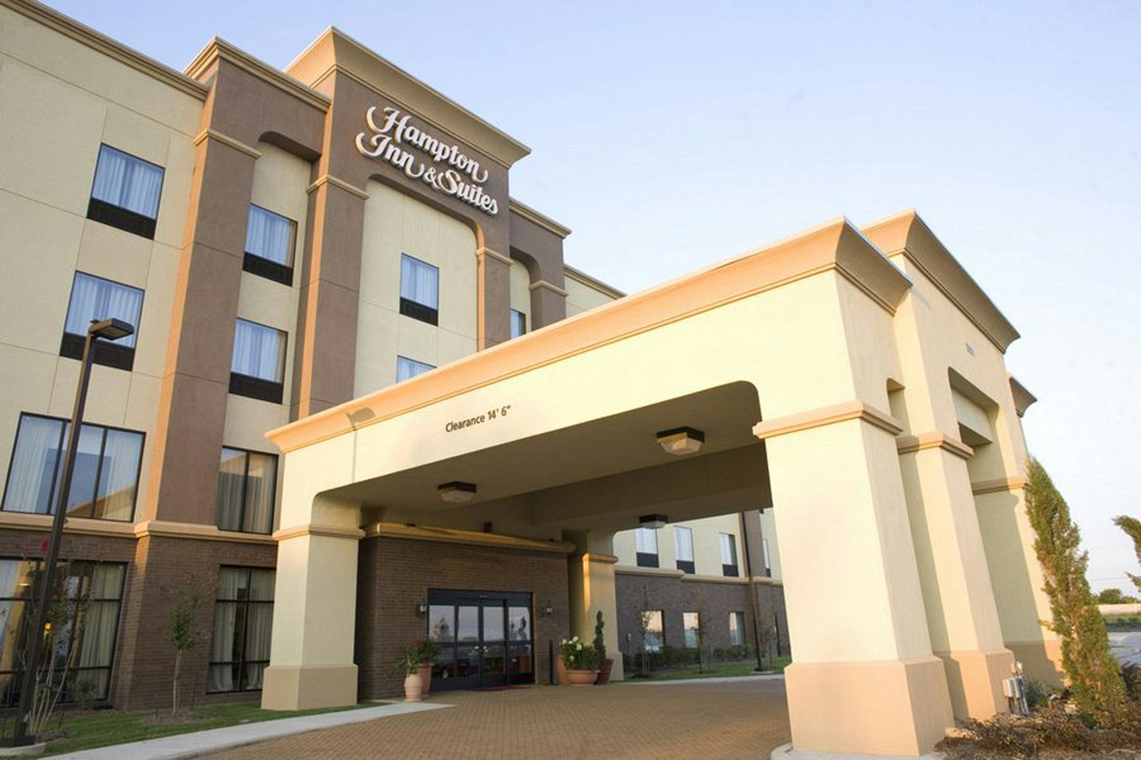 Hampton Inn and Suites Dallas-Desoto 54/57