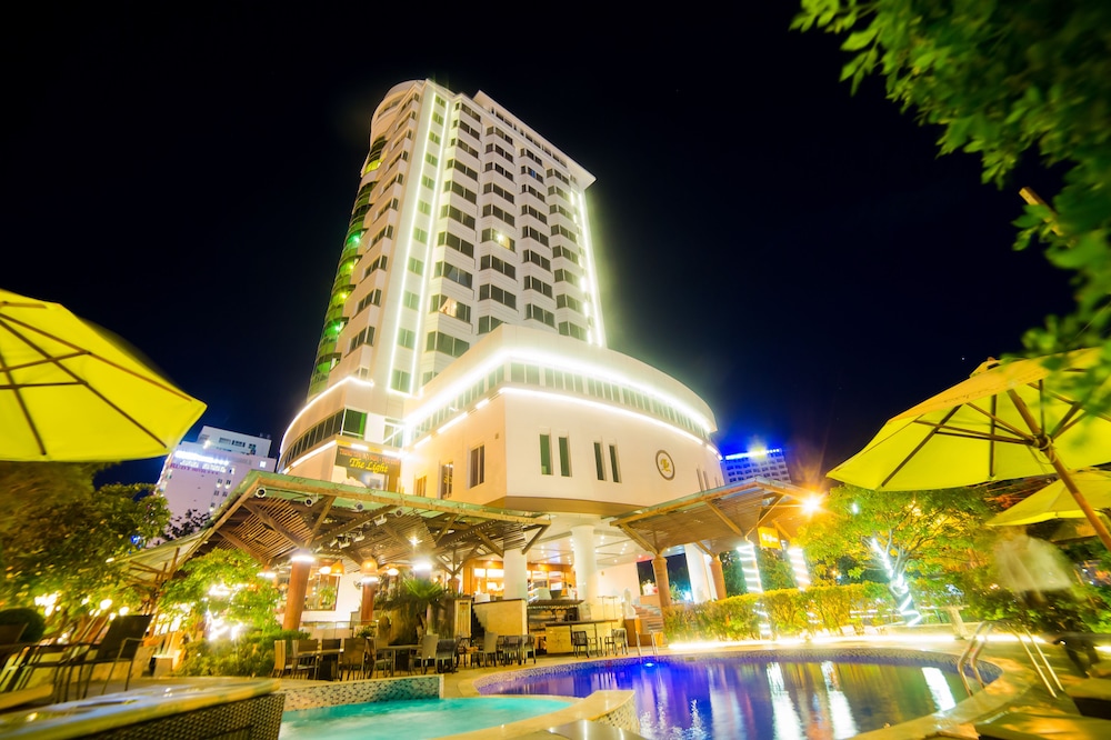 The Light Hotel Resort 9/70