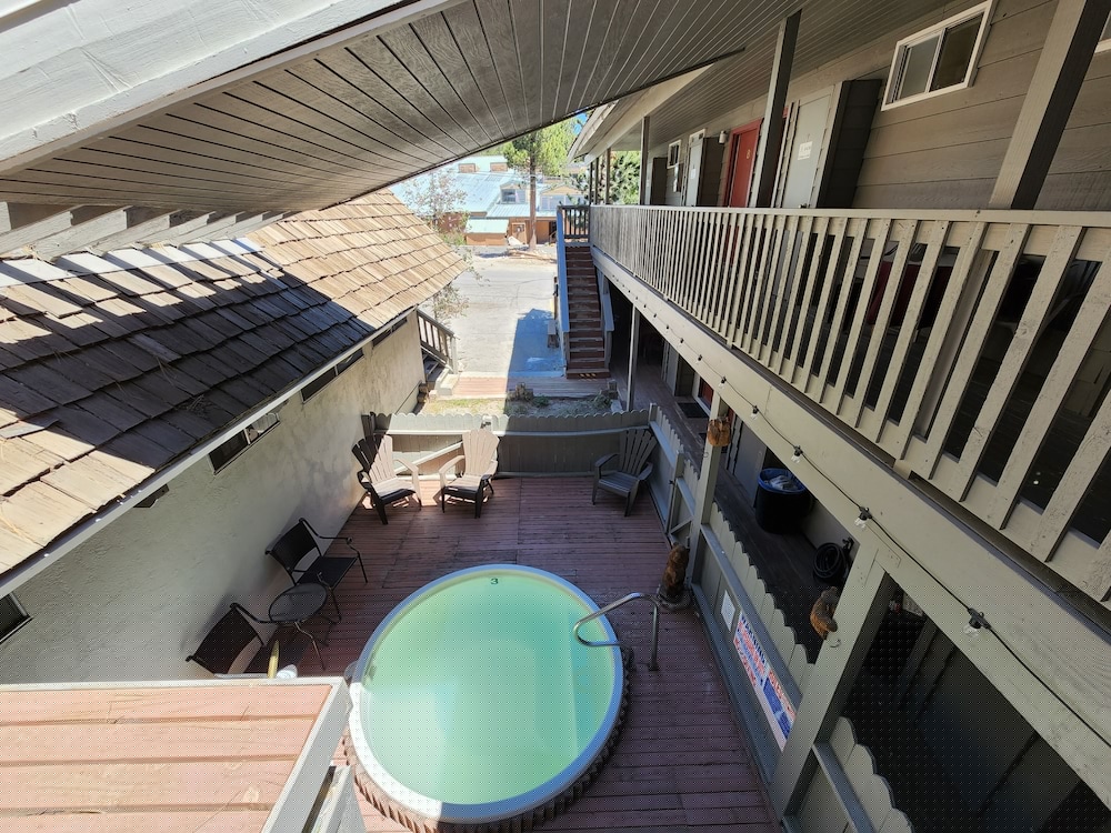 Cinnamon Bear Inn 65/80