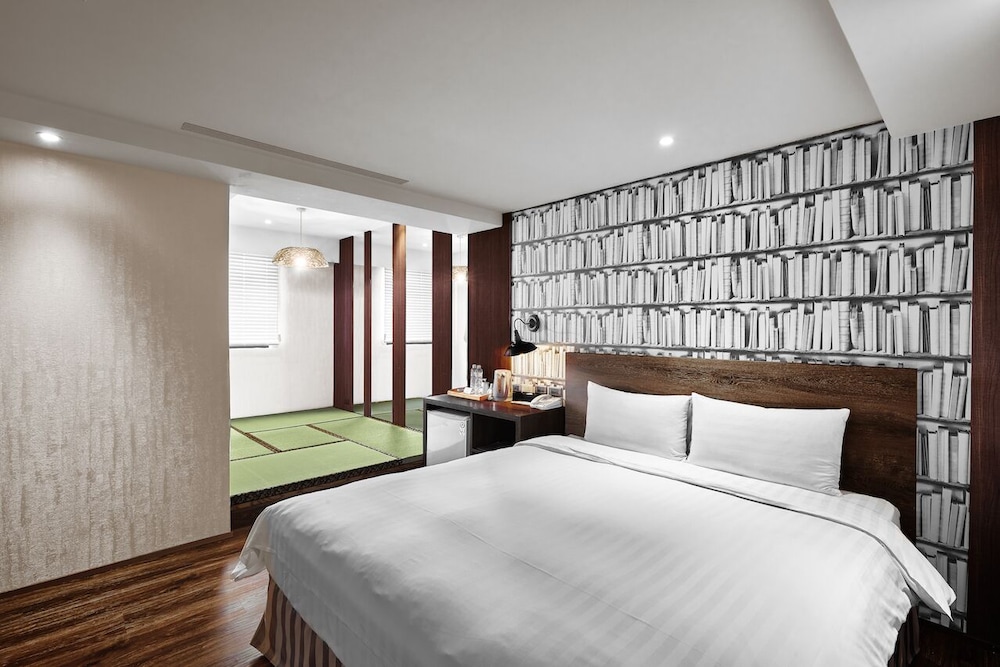 Lan Kwai Fong Garden Hotel 19/66