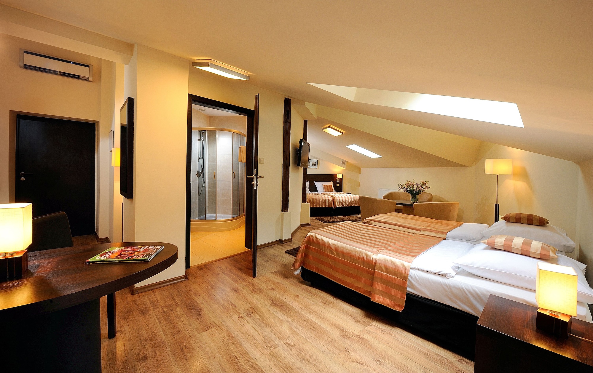 ROOM, QUADRUPLE