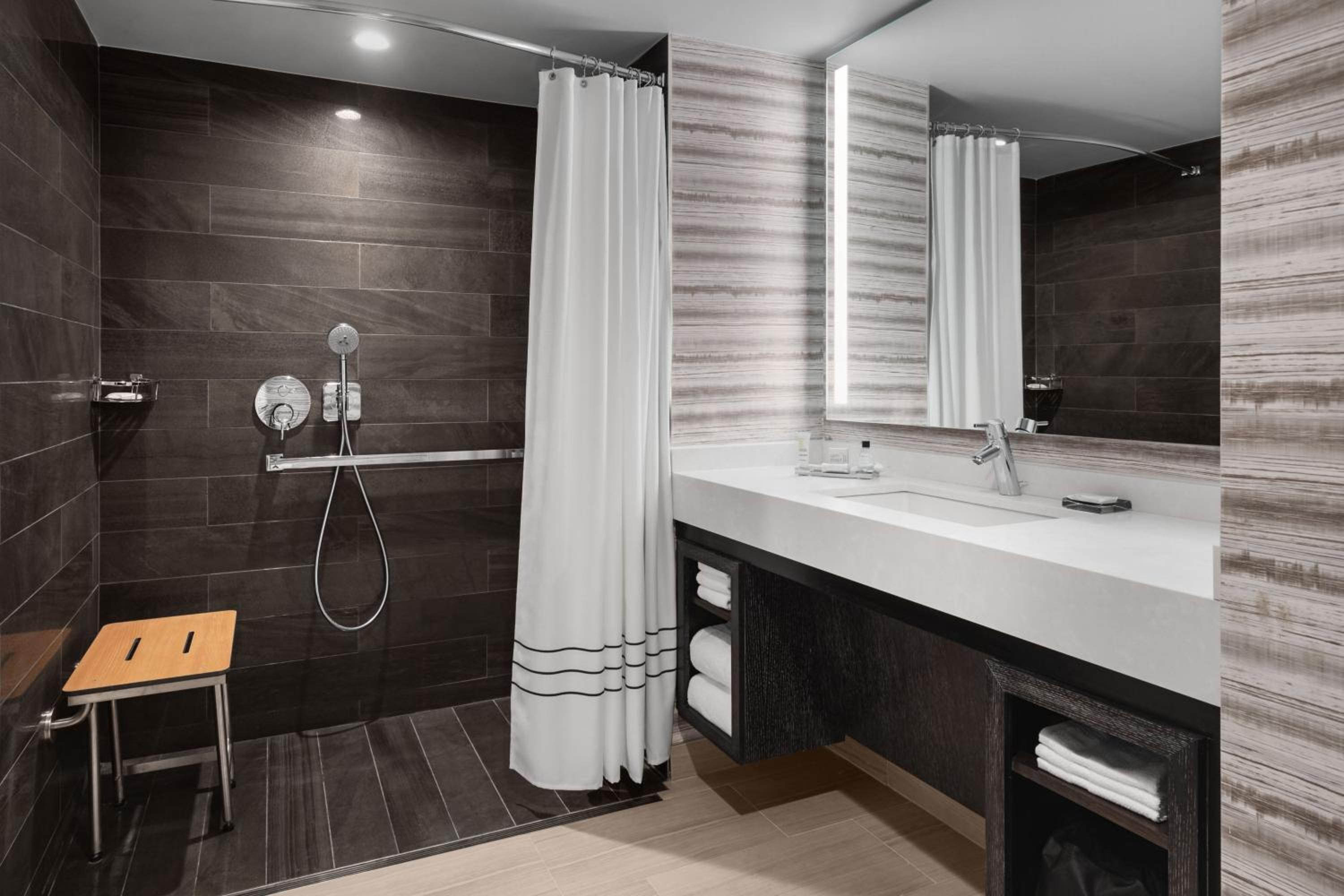 غرفة بسرير كينج بحوض استحمام لذوي الإعاقة، Bridgewater Marriott 4/6