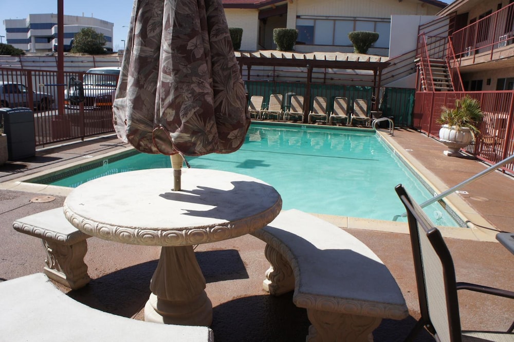 Days Inn by Wyndham Victorville, CA 46/51