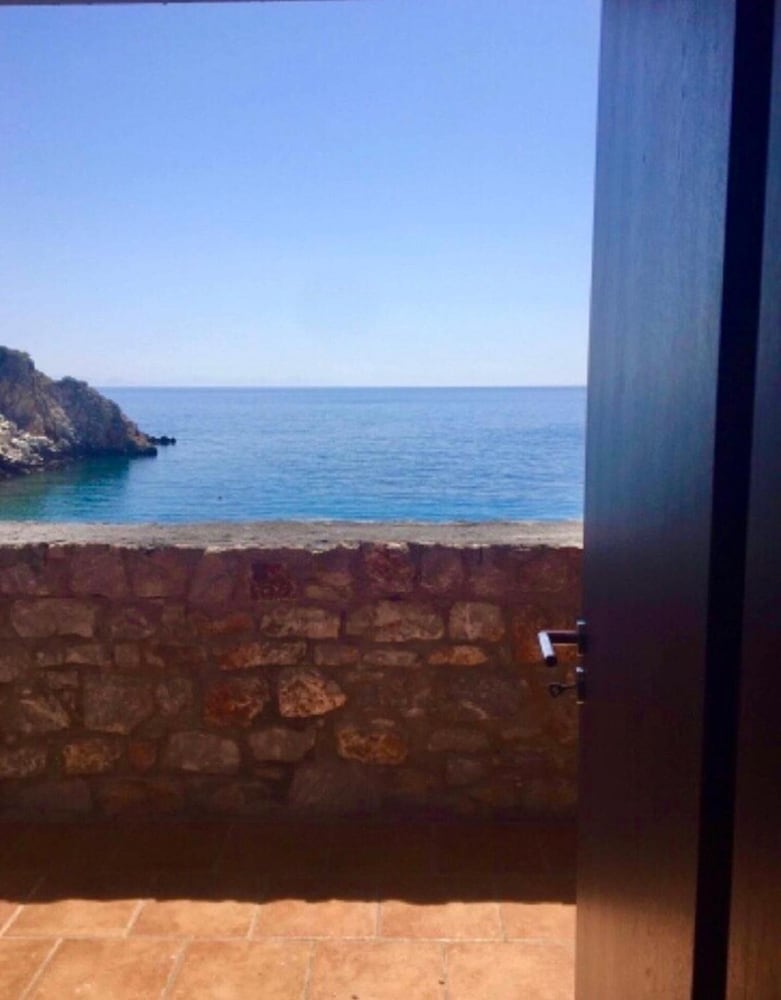 Lalloudes Seaside Accommodation 47/50