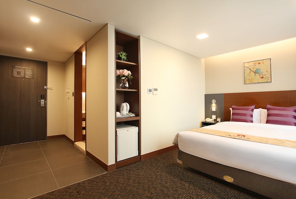 STANDARD, DOUBLE BED, CITY VIEW, HIGH FLOOR