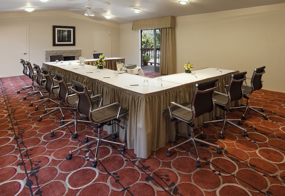 Half Moon Bay Lodge 48/59