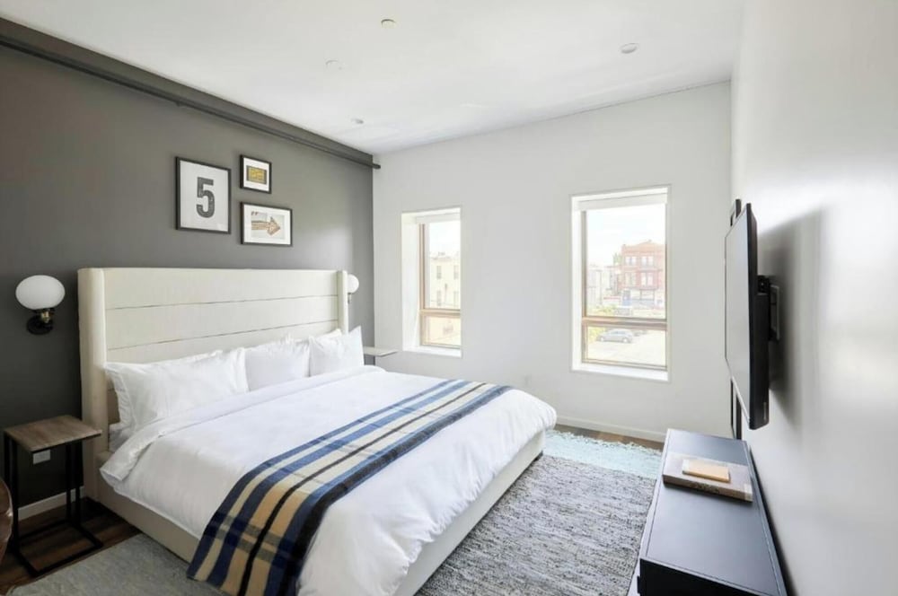 ROOM, KING BED