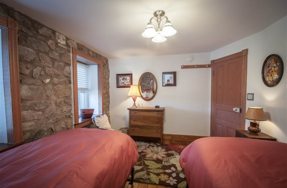 Rose, Twin Beds